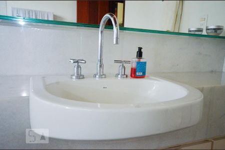 Casa de condomínio à venda com 379m², 4 quartos e 2 vagasBanheiro da Suíte