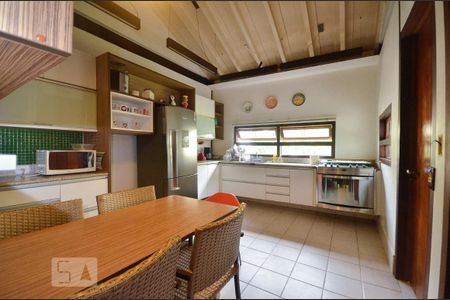 Casa de condomínio à venda com 379m², 4 quartos e 2 vagasCozinha