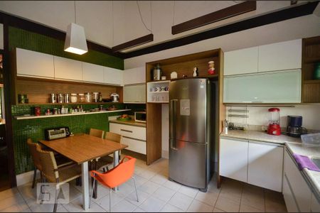 Casa de condomínio à venda com 379m², 4 quartos e 2 vagasCozinha