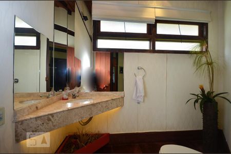 Casa de condomínio à venda com 379m², 4 quartos e 2 vagasLavabo