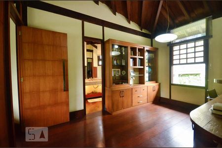 Casa de condomínio à venda com 379m², 4 quartos e 2 vagasEscritório