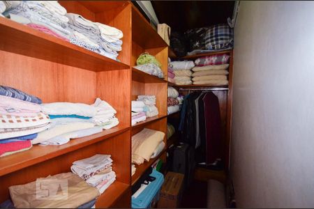 Casa de condomínio à venda com 379m², 4 quartos e 2 vagasCloset