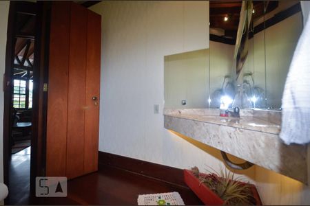 Casa de condomínio à venda com 379m², 4 quartos e 2 vagasLavabo