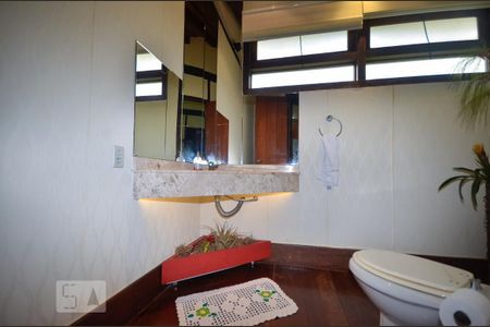 Casa de condomínio à venda com 379m², 4 quartos e 2 vagasLavabo