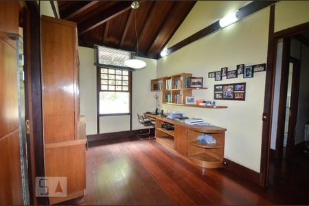 Casa de condomínio à venda com 379m², 4 quartos e 2 vagasEscritório