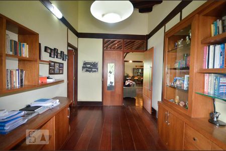 Casa de condomínio à venda com 379m², 4 quartos e 2 vagasEscritório