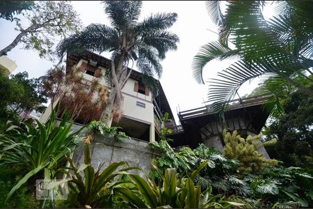 Casa de condomínio à venda com 379m², 4 quartos e 2 vagasFachada