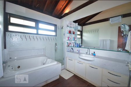 Casa de condomínio à venda com 379m², 4 quartos e 2 vagasBanheiro da Suíte