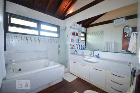 Casa de condomínio à venda com 379m², 4 quartos e 2 vagasBanheiro da Suíte