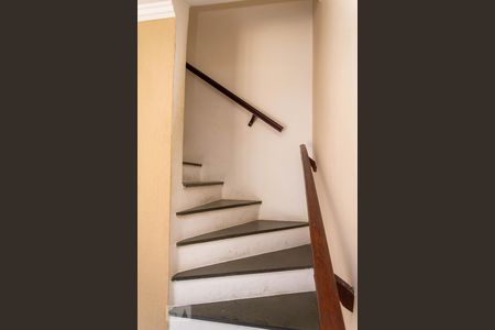 Casa à venda com 120m², 2 quartos e 2 vagasEscada