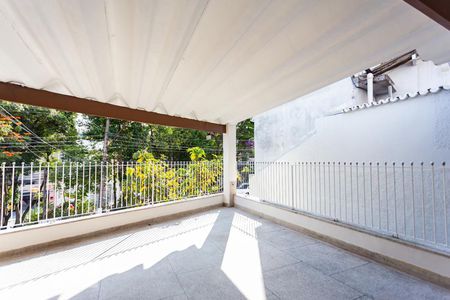 Casa à venda com 210m², 4 quartos e 3 vagas Casa à venda com 210m², 4 quartos e 3 vagasQuintal