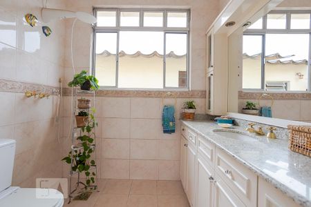 Casa à venda com 250m², 5 quartos e 3 vagas Casa à venda com 250m², 5 quartos e 3 vagasBanheiro 2