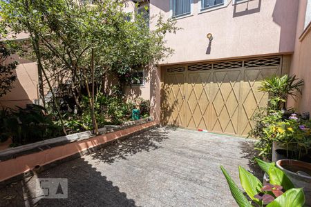 Casa à venda com 185m², 3 quartos e 5 vagas Casa à venda com 185m², 3 quartos e 5 vagasQuintal e jardim