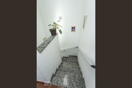 Casa à venda com 185m², 3 quartos e 5 vagas Casa à venda com 185m², 3 quartos e 5 vagasEscada