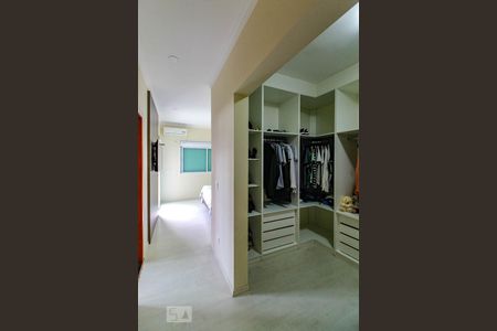 Casa à venda com 316m², 3 quartos e 6 vagasCloset da suíte
