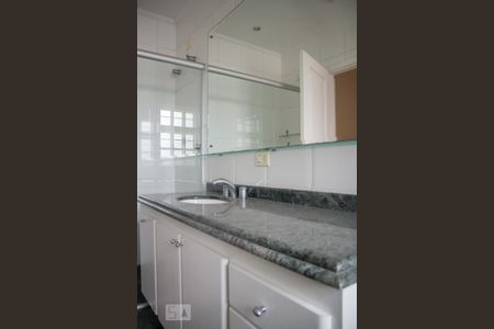 Casa à venda com 395m², 4 quartos e 8 vagas Casa à venda com 395m², 4 quartos e 8 vagasBanheiro do Quarto 4