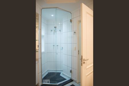 Casa à venda com 395m², 4 quartos e 8 vagas Casa à venda com 395m², 4 quartos e 8 vagasBanheiro do Quarto 1