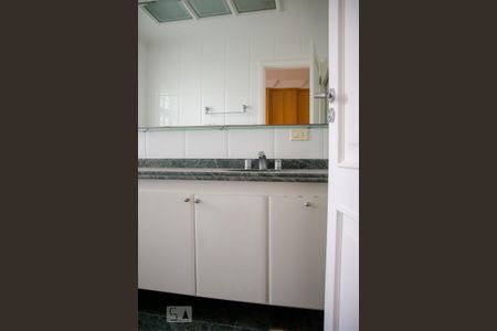 Casa à venda com 395m², 4 quartos e 8 vagas Casa à venda com 395m², 4 quartos e 8 vagasBanheiro do Quarto 3