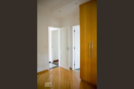 Casa à venda com 395m², 4 quartos e 8 vagas Casa à venda com 395m², 4 quartos e 8 vagasQuarto 4