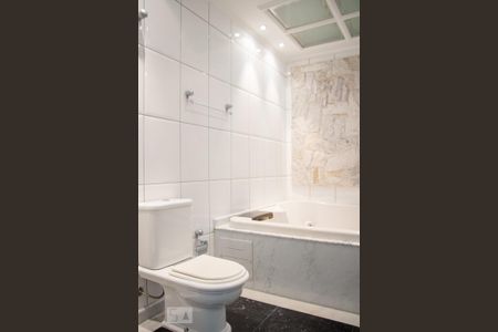 Casa à venda com 395m², 4 quartos e 8 vagas Casa à venda com 395m², 4 quartos e 8 vagasBanheiro do Quarto 1