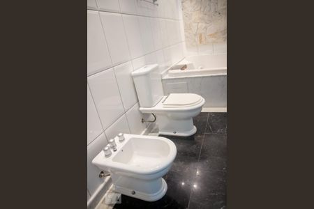 Casa à venda com 395m², 4 quartos e 8 vagas Casa à venda com 395m², 4 quartos e 8 vagasBanheiro do Quarto 1