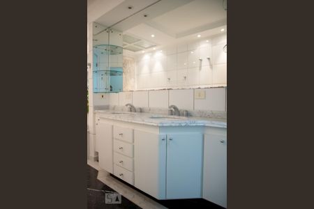 Casa à venda com 395m², 4 quartos e 8 vagas Casa à venda com 395m², 4 quartos e 8 vagasBanheiro do Quarto 1