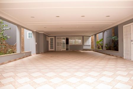 Casa à venda com 395m², 4 quartos e 8 vagas Casa à venda com 395m², 4 quartos e 8 vagasGaragem