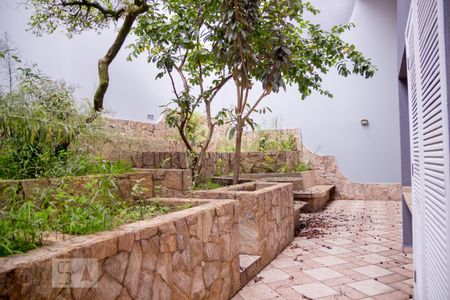 Casa à venda com 395m², 4 quartos e 8 vagas Casa à venda com 395m², 4 quartos e 8 vagasÁrea Externa