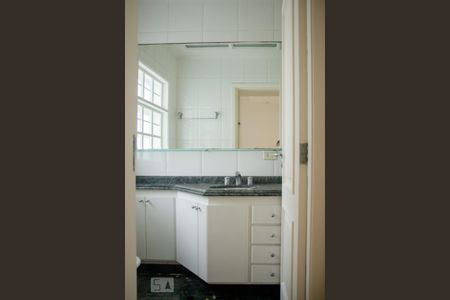 Casa à venda com 395m², 4 quartos e 8 vagas Casa à venda com 395m², 4 quartos e 8 vagasBanheiro do Quarto 2
