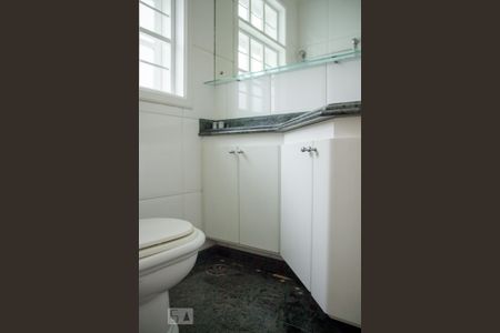 Casa à venda com 395m², 4 quartos e 8 vagas Casa à venda com 395m², 4 quartos e 8 vagasBanheiro do Quarto 2