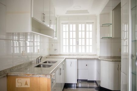 Casa à venda com 395m², 4 quartos e 8 vagas Casa à venda com 395m², 4 quartos e 8 vagasCozinha