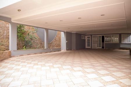 Casa à venda com 395m², 4 quartos e 8 vagas Casa à venda com 395m², 4 quartos e 8 vagasGaragem
