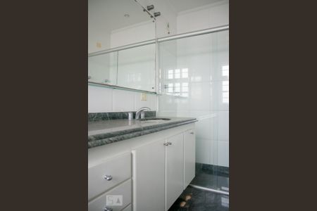 Casa à venda com 395m², 4 quartos e 8 vagas Casa à venda com 395m², 4 quartos e 8 vagasBanheiro do Quarto 3