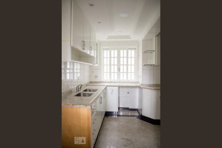 Casa à venda com 395m², 4 quartos e 8 vagas Casa à venda com 395m², 4 quartos e 8 vagasCozinha