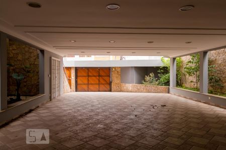 Casa à venda com 395m², 4 quartos e 8 vagas Casa à venda com 395m², 4 quartos e 8 vagasGaragem