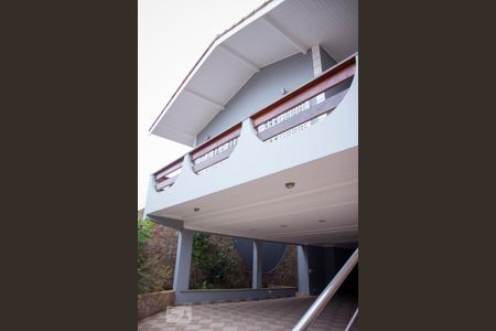 Casa à venda com 395m², 4 quartos e 8 vagas Casa à venda com 395m², 4 quartos e 8 vagasFachada
