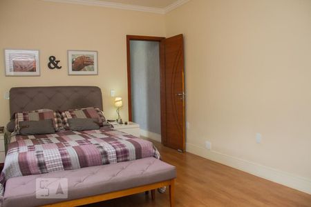 Casa à venda com 242m², 5 quartos e 2 vagasSuíte (2º Piso)