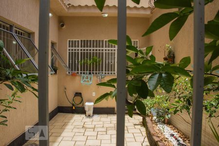 Casa à venda com 242m², 5 quartos e 2 vagasQuarto 02 - Janela