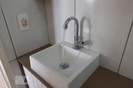 Apartamento para alugar com 103m², 2 quartos e 2 vagasBanheiro da cobertura - pia