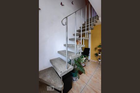 Casa à venda com 240m², 5 quartos e 2 vagas Casa à venda com 240m², 5 quartos e 2 vagasEscada