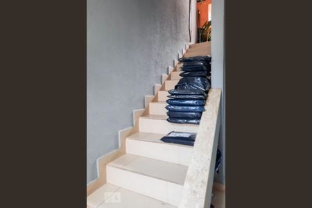 Casa à venda com 240m², 5 quartos e 2 vagas Casa à venda com 240m², 5 quartos e 2 vagasEscada 2