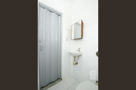 Banheiro de kitnet/studio para alugar com 1 quarto, 19m² em Centro, Rio de Janeiro