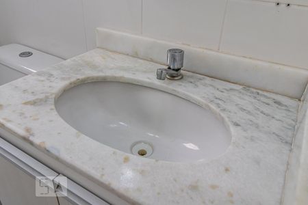 Detalhe do Banheiro Social de apartamento à venda com 2 quartos, 72m² em Jardim Tupanci, Barueri