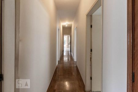 Casa para alugar com 430m², 3 quartos e 6 vagas Casa para alugar com 430m², 3 quartos e 6 vagasCorredor dos Quartos
