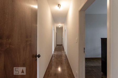 Casa para alugar com 430m², 3 quartos e 6 vagas Casa para alugar com 430m², 3 quartos e 6 vagasCorredor dos Quartos