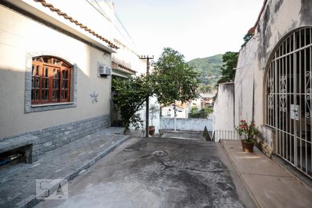 Casa à venda com 250m², 2 quartos e sem vaga Casa à venda com 250m², 2 quartos e sem vagaVila
