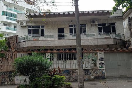 Casa à venda com 450m², 4 quartos e 8 vagasFachada