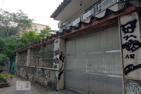 Casa à venda com 450m², 4 quartos e 8 vagasFachada