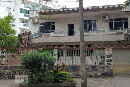 Casa à venda com 450m², 4 quartos e 8 vagasFachada