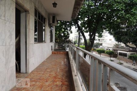 Casa à venda com 450m², 4 quartos e 8 vagasVaranda